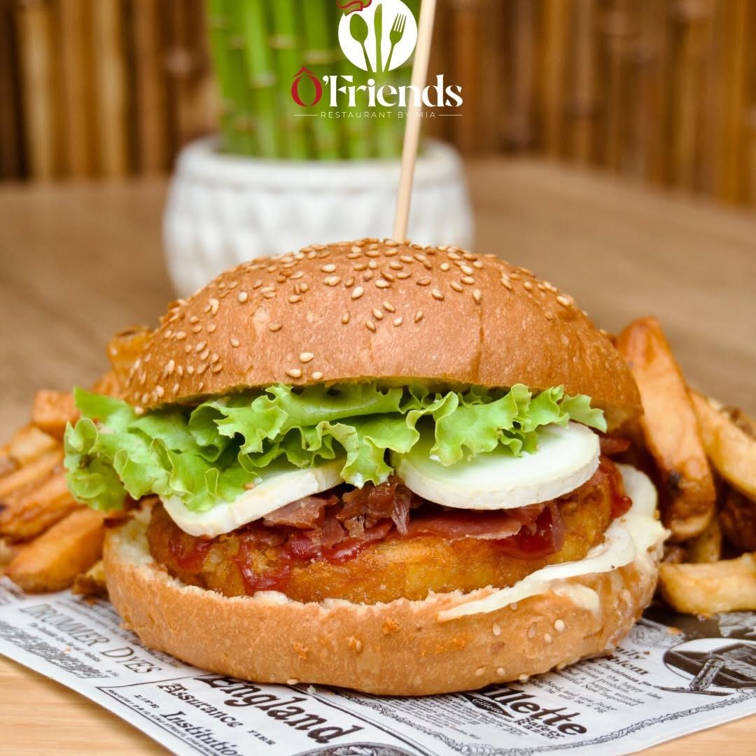 Burger au rösti, viande séchée, mozzarella et salade, frites maison